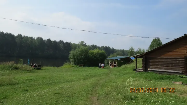 Зелёная территория у деревянного дома