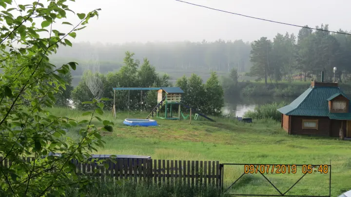 Дом у реки после летнего дождя