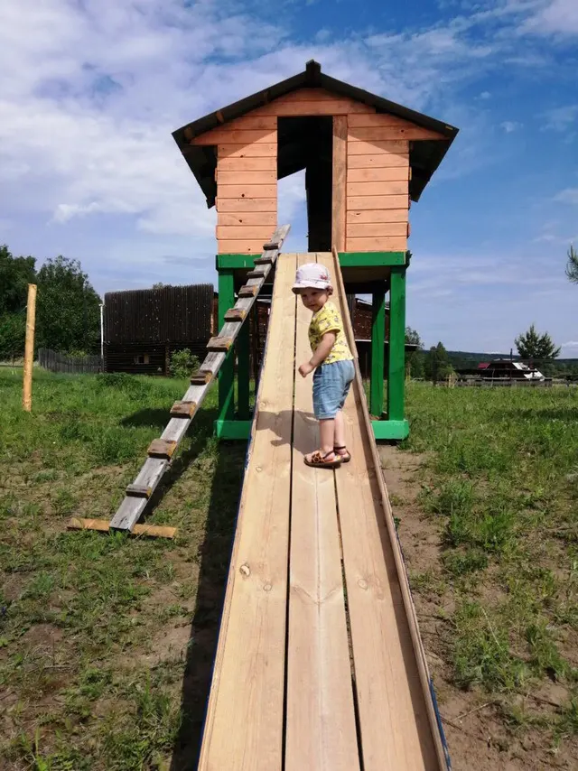 Ребёнок на деревянной горке