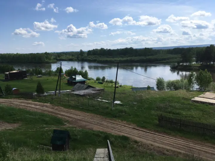 Дорога по территории и берег реки
