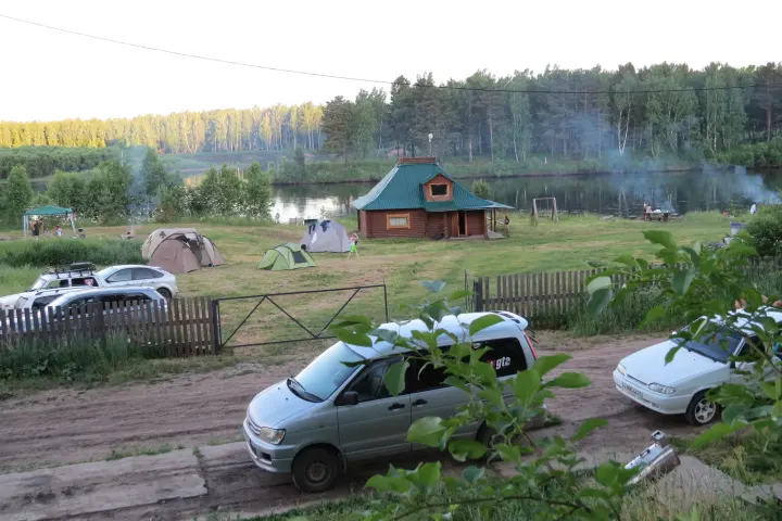 Автомобили и водная техника на территории
