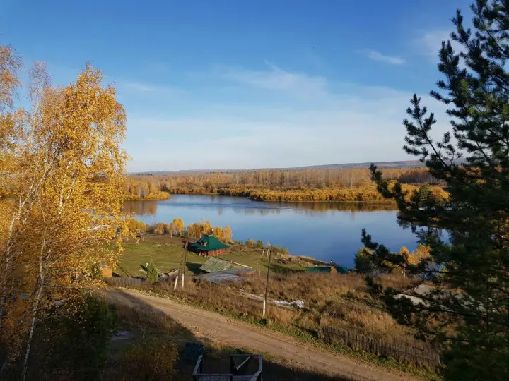 Река и осенний лес с высокого берега