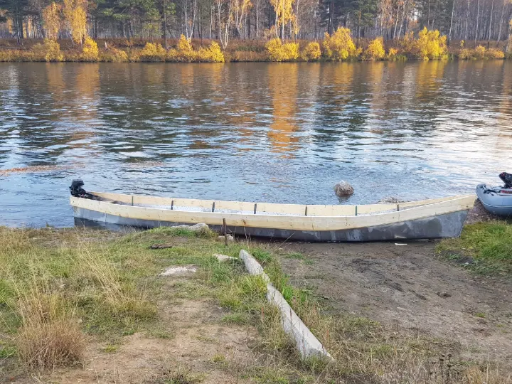 Лодки на осеннем берегу реки