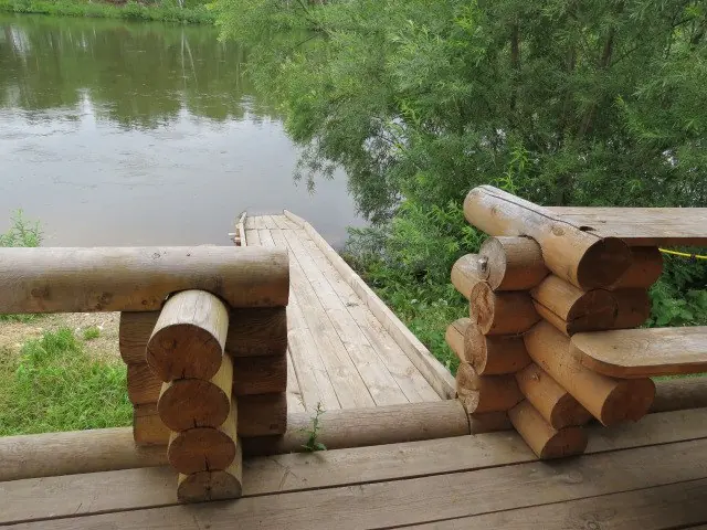 Открытая веранда бани с видом на реку