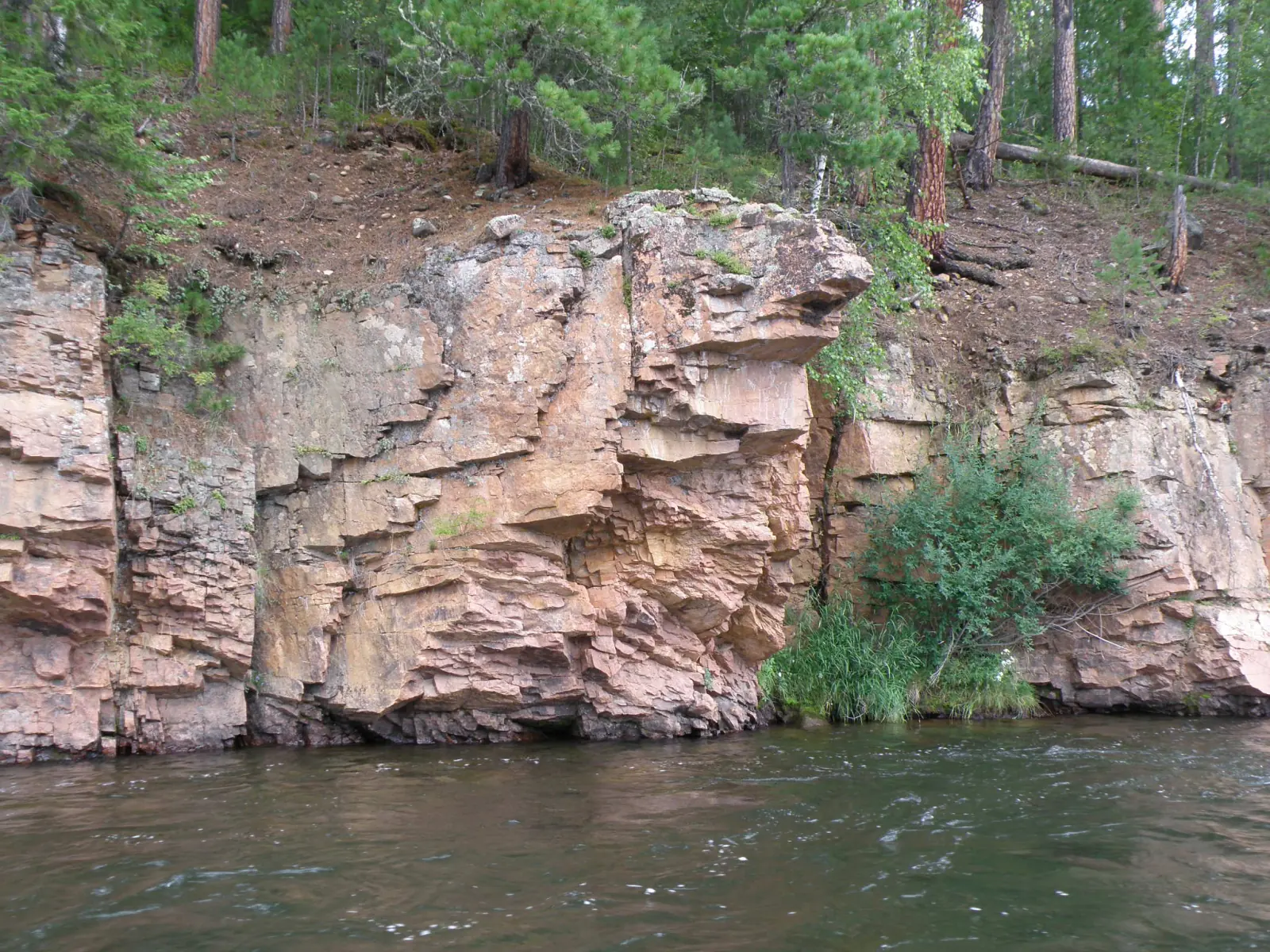 Розовые скалы у прозрачной воды
